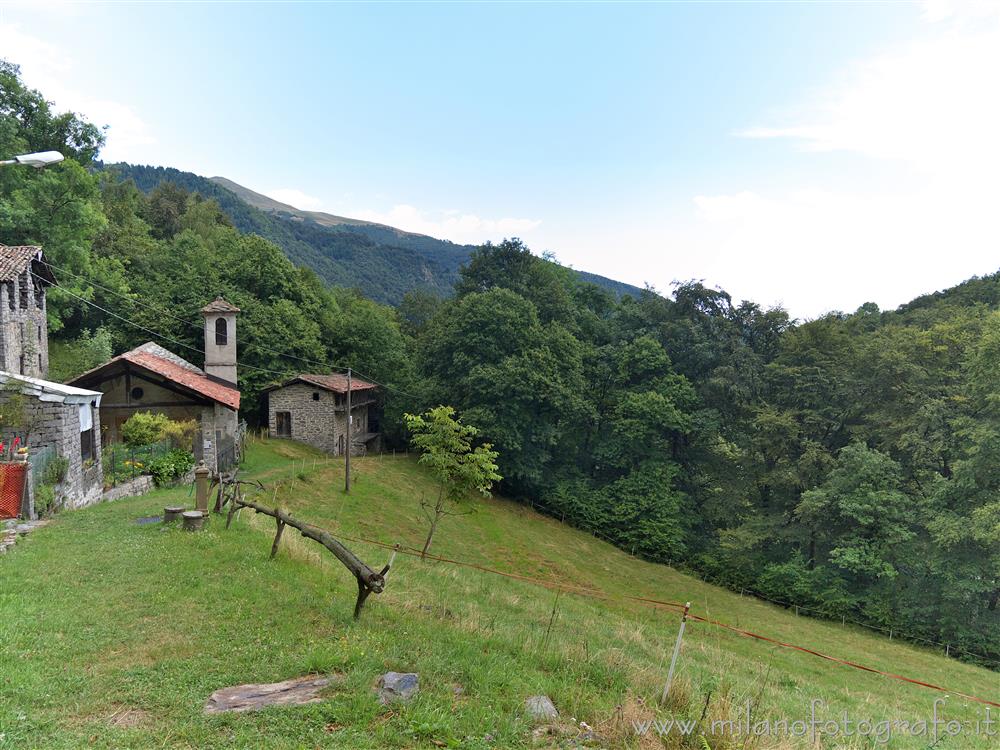Campiglia Cervo (Biella) - La Chiesetta di Santa Maria di Pediclosso immersa nei prati e nei boschi dell'Alta Valle del Cervo